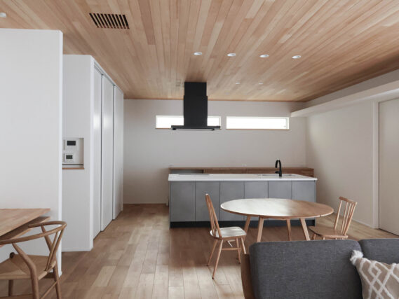 株式会社じょぶがSE構法を用いて建てた家の明るい光が差し込むLDK。天井と床に無垢材を使用し、間接照明を設置することで落着きのある空間になりました。リビングにワークスペースを設置し、一緒にいながら趣味や仕事に集中できる環境をつくりました。